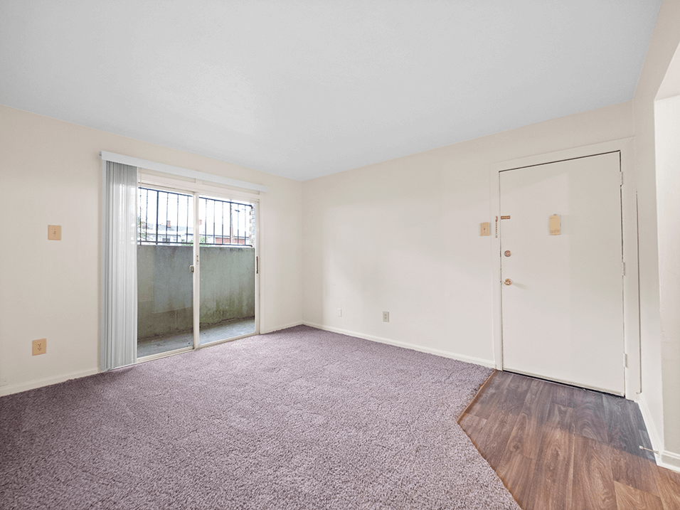 Huntley Ridge New Albany Apartments! carpeted living room