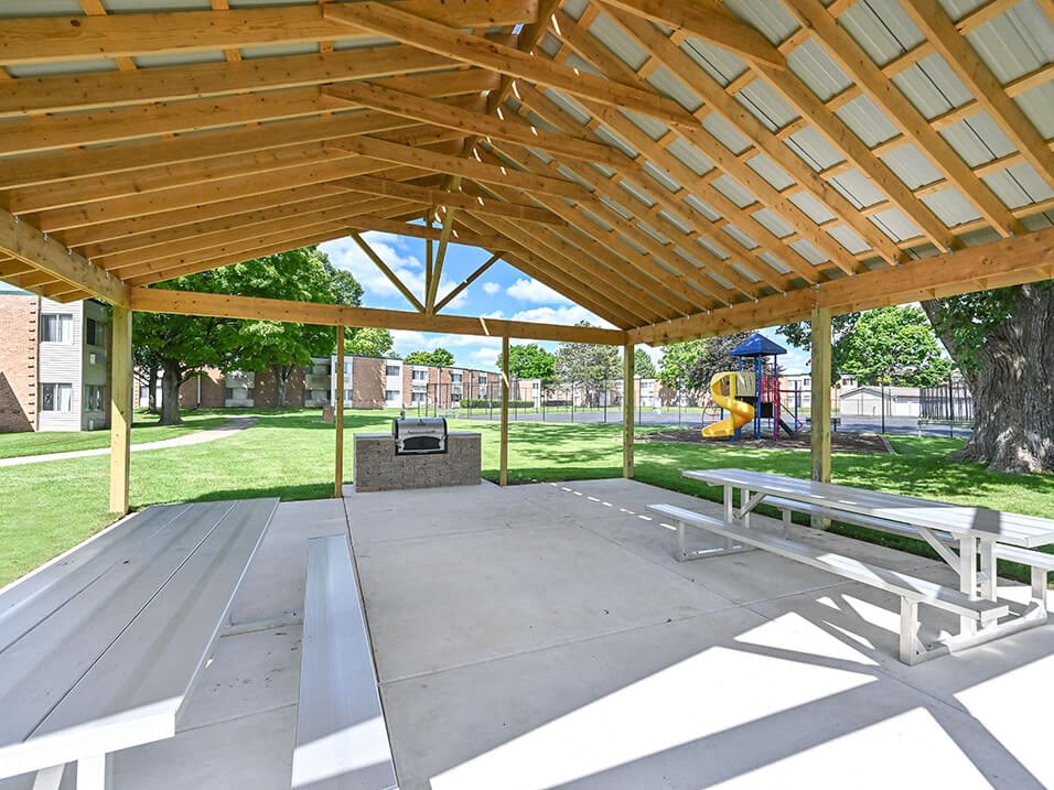 Grilling and Picnic Area at Harbor Lake Apartments