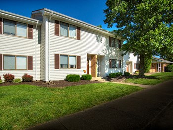 exterior of 2 and 3 bedroom apartments in Evansville - Photo Gallery 12