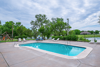 pool at macarthurs lake apartments
