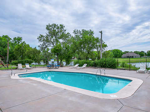 pool at MacArthur's Lake Apartments