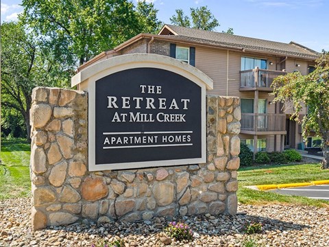 the retreat apartment homes sign