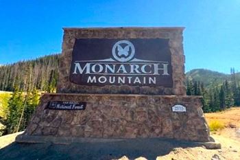 the sign for monarch mountain on the side of the road