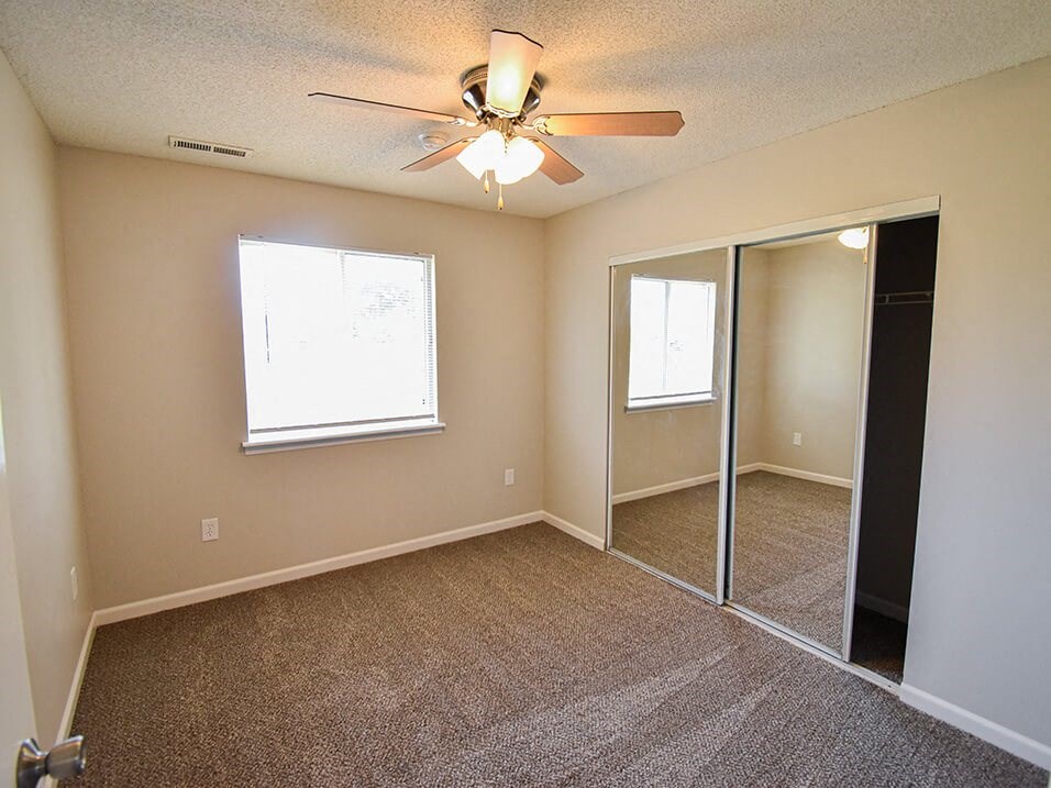 bedroom with ceiling fan and closet