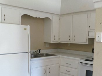3225 E. Goldenrod Ave Studio-3 Beds Apartment for Rent - Photo Gallery 2
