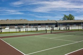 apartment with tennis court in evansville, IN