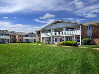 green space outside apartments at north park - Photo Gallery 6