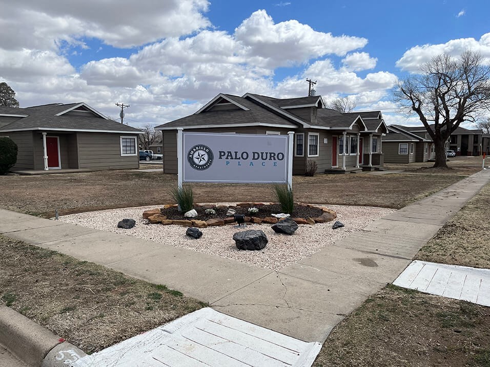 a street sign in front of a row of houses