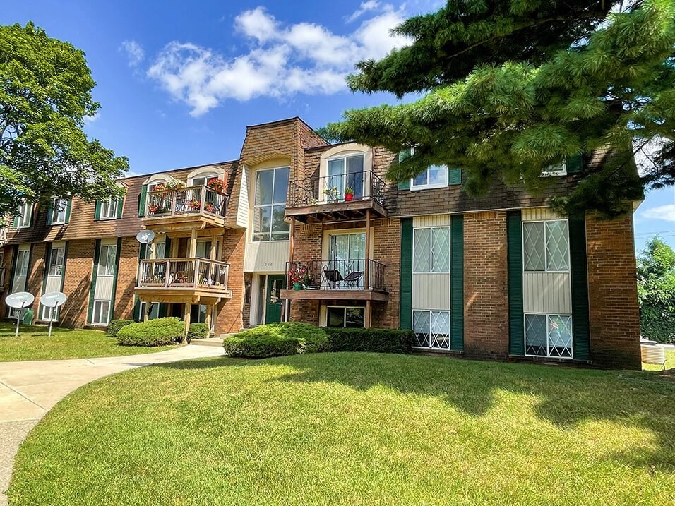 Pine Lake Manor Apartments Exterior