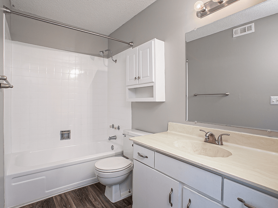 Apartment with full bathroom