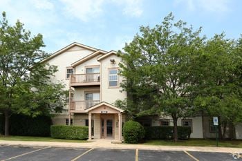 Off Street Parking at Reserve at Eagle Ridge Apartments in Waukegan, IL