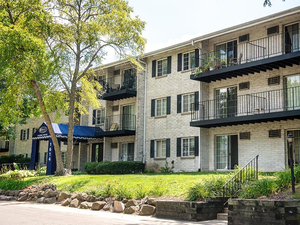 apartments with patio/balcony at rivers edge apartments