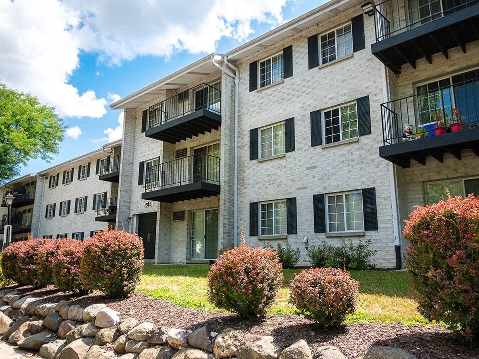 Beautiful landscaping at river's edge apartments