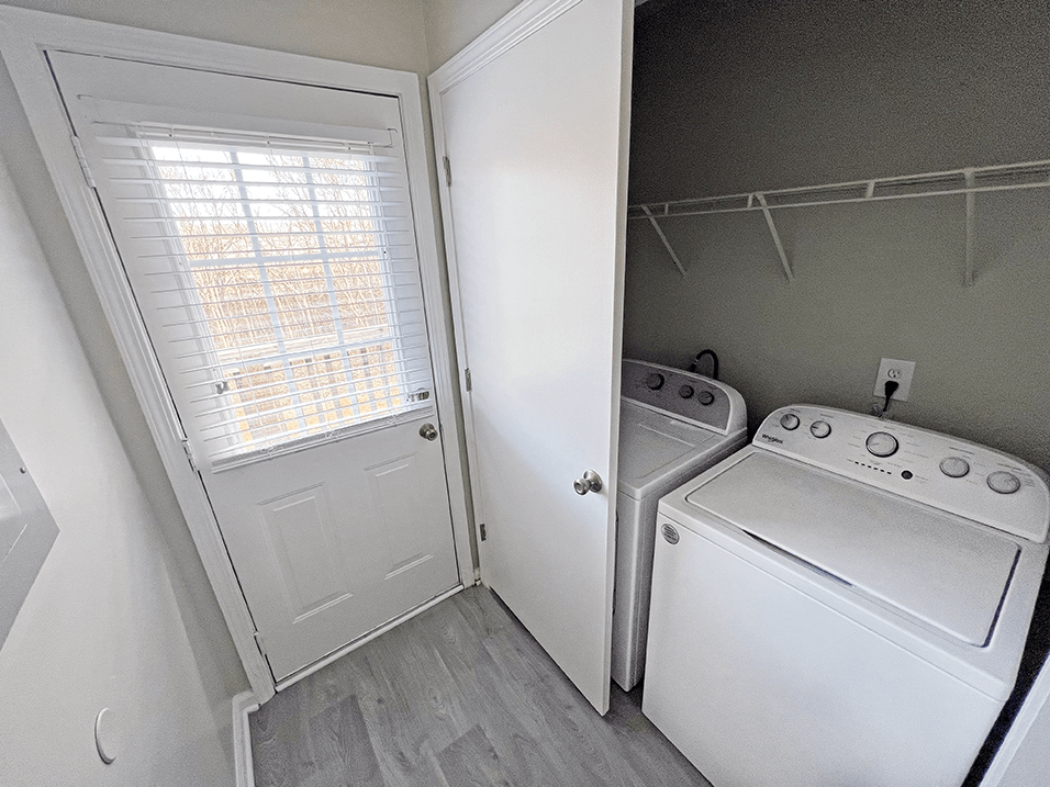 apartment with Washer/Dryer
