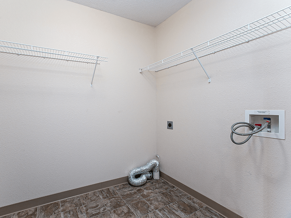 Kansas Wichita apartment townhome with full size washer dryer