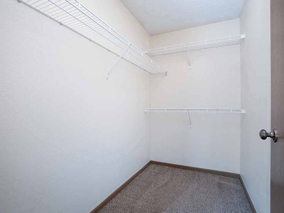 Ridgeport Apartments And Townhomes, 7003 W 34th St N, Wichita, KS