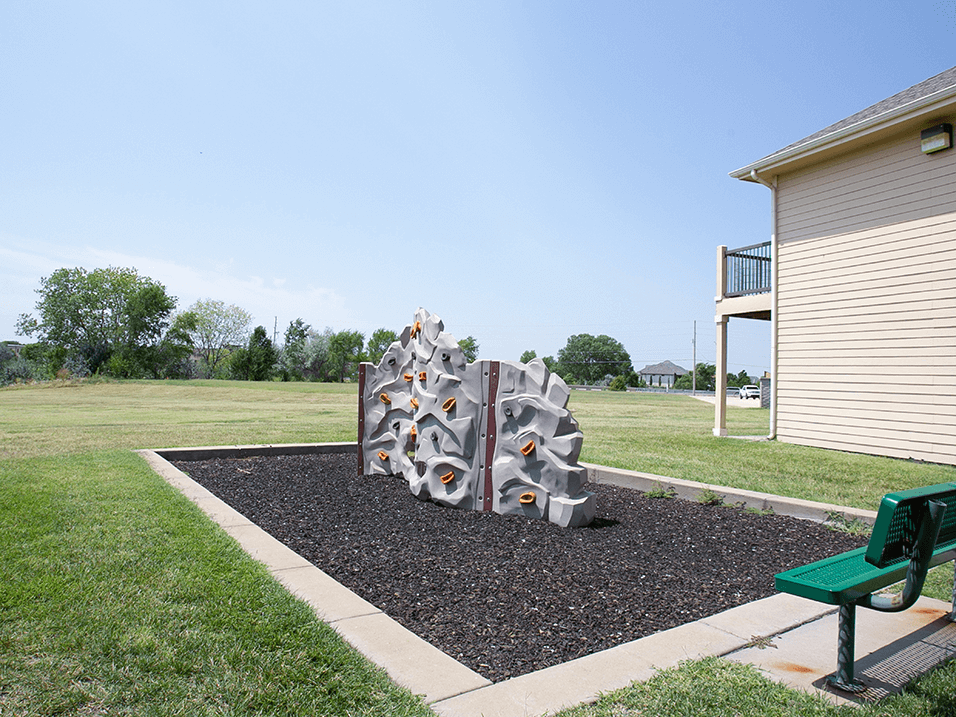 Ridgeport Apartments And Townhomes, 7003 W 34th St N, Wichita, KS