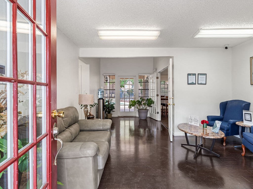 clubhouse seating area at saddlecreek apartments