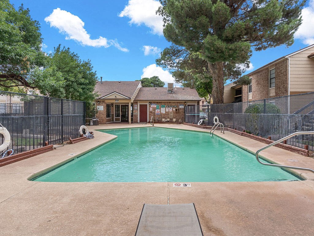 the swimming pool at the saddlecreek apartments