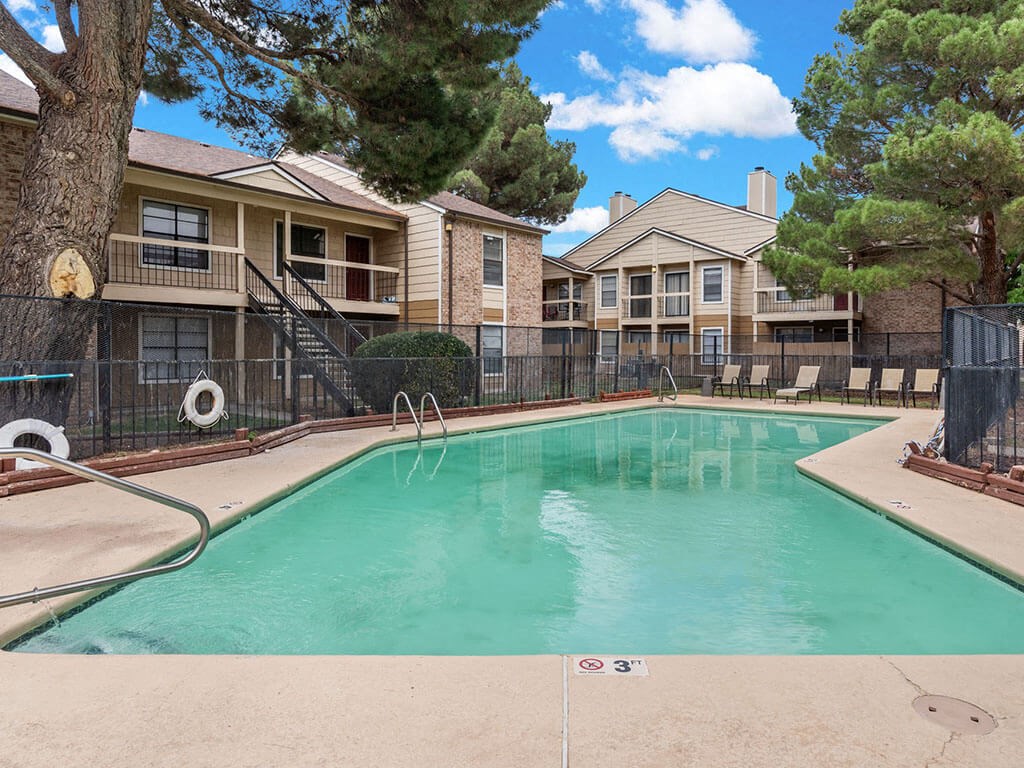 the swimming pool at saddlecreek apartments