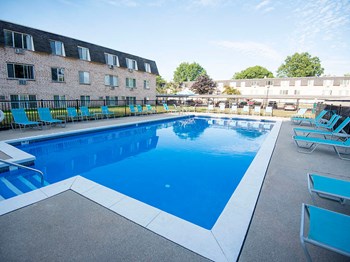 Swimming pool at The Shores of Roosevelt Apartments - Photo Gallery 2