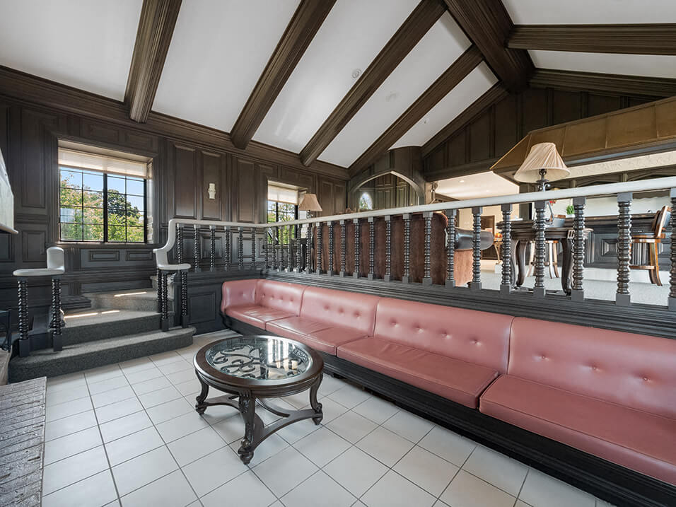 Comfy seating at Stonehenge Apartments