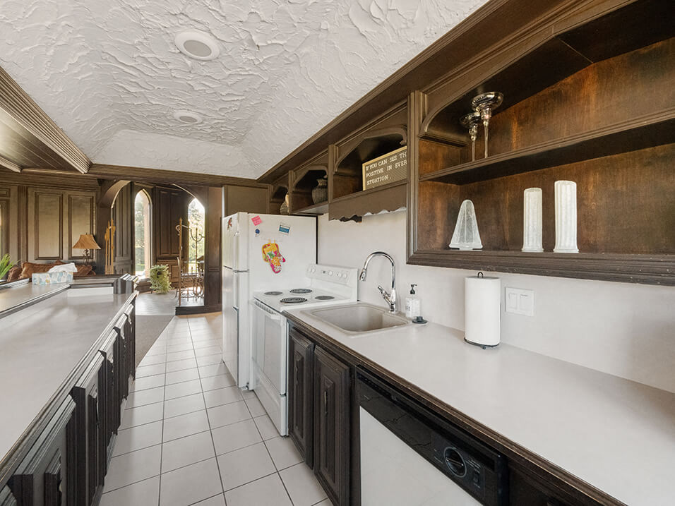 fully equipped kitchen at Stonehenge Apartments