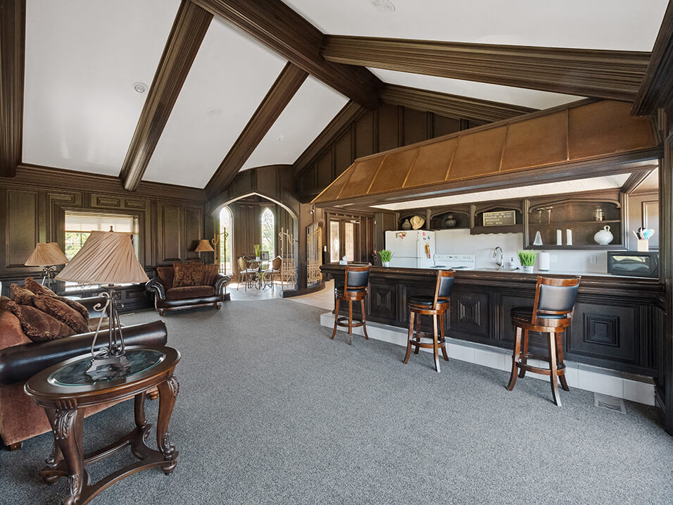 bar top seating at Stonehenge clubhouse