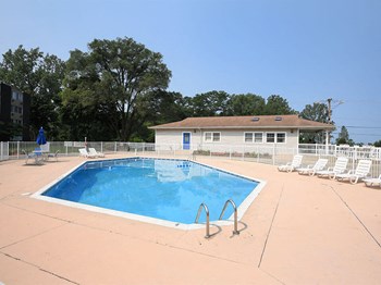 Swimming pool at Westview apartments - Photo Gallery 8