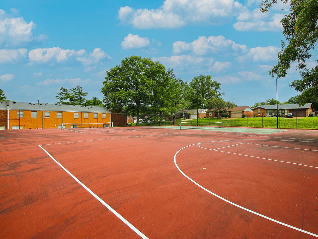 basketball court at Southwoods Apartments