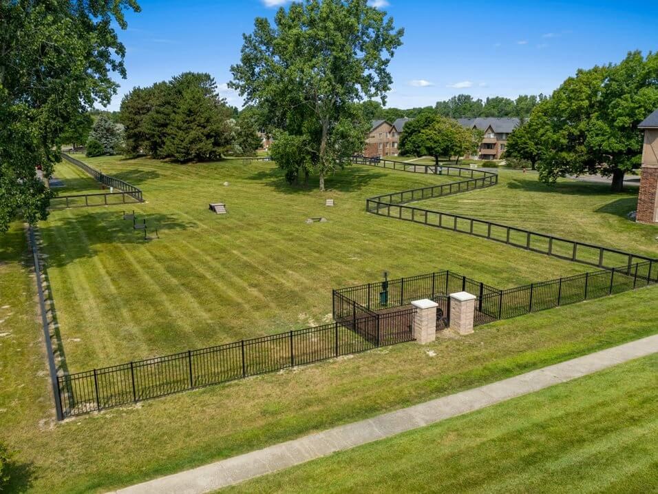 Grand Blanc apartments with large dog park