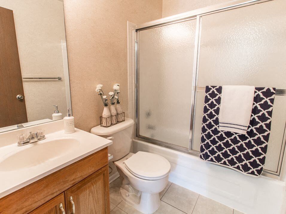 large bathrooms at Fountain Pointe apartments