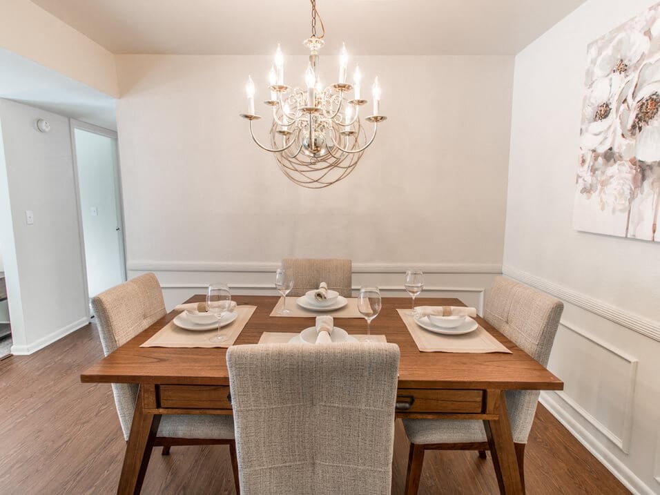 dining area at Fountain Pointe apartments