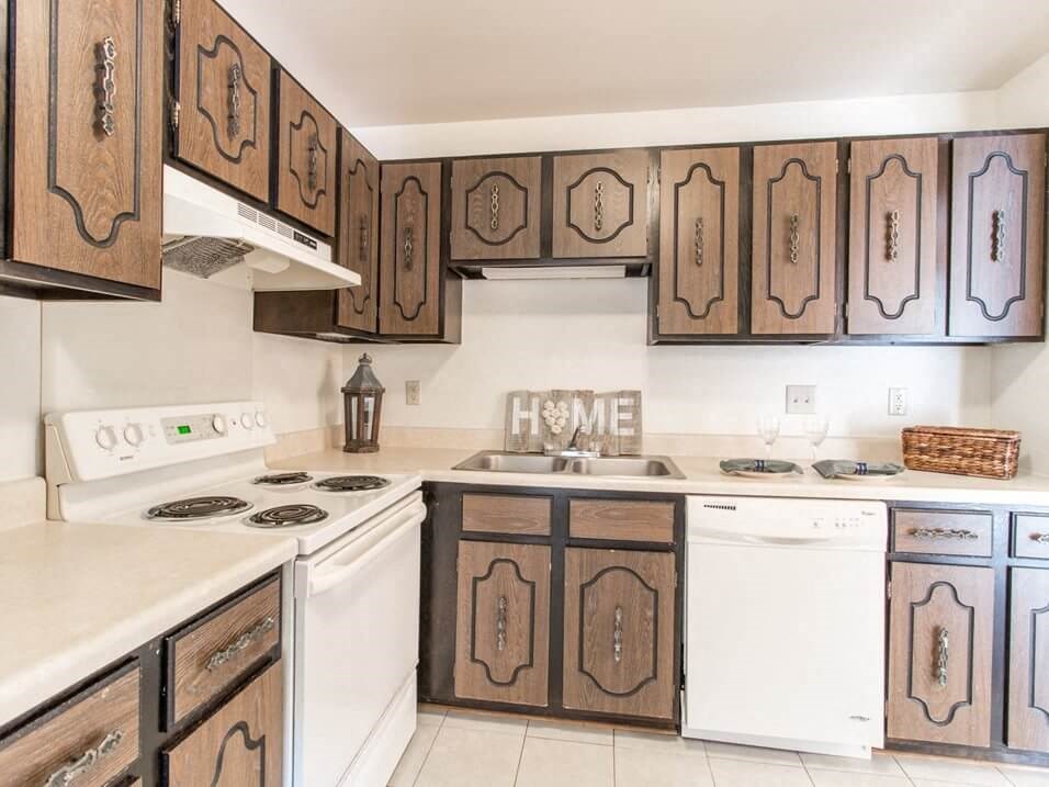 spacious kitchen at Fountain Pointe apartments