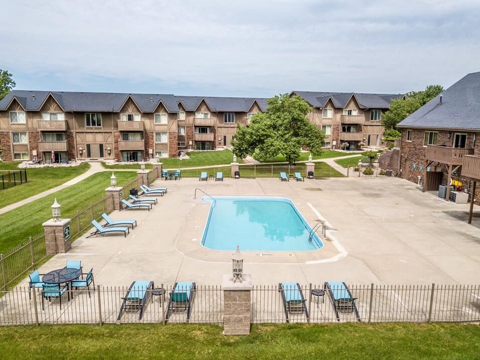 swimming pool & sundeck at Fountain Pointe apartments