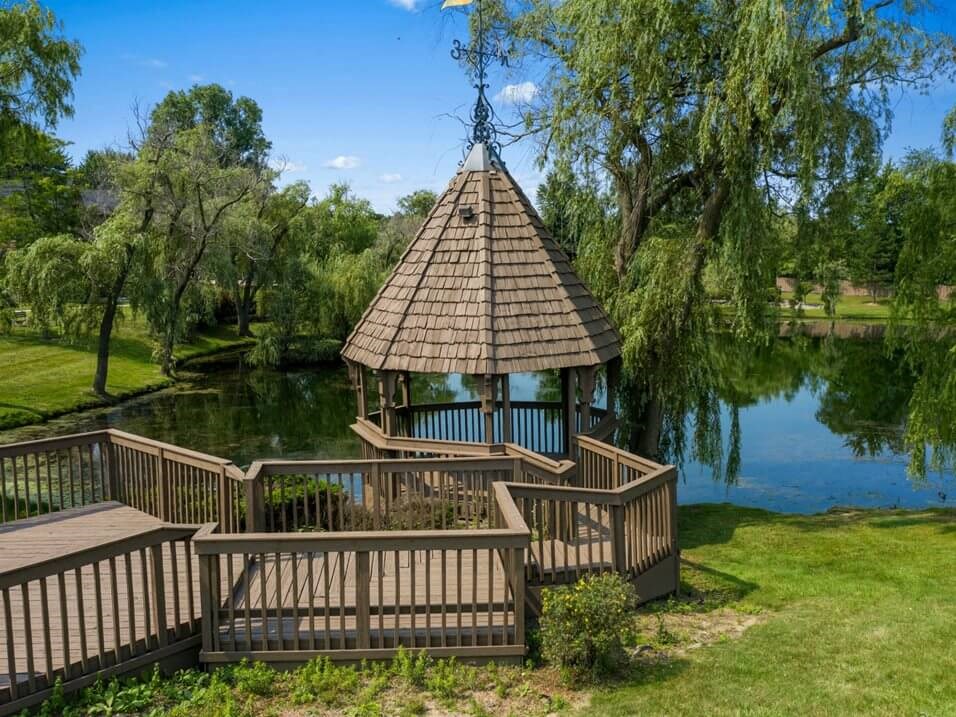 lakeside gazebo at Fountain Pointe apartments