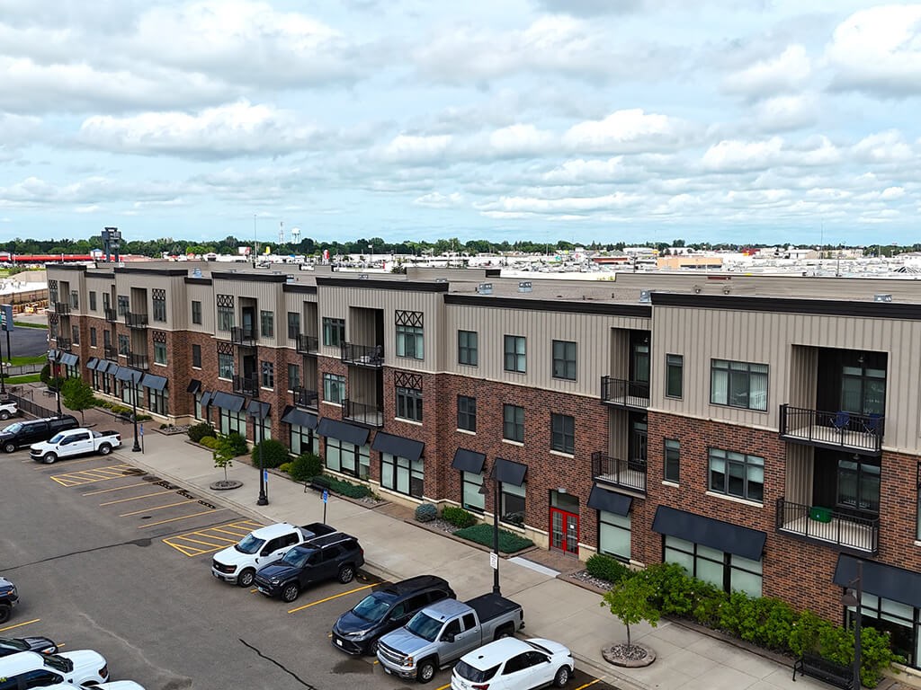 A parking lot with cars and a building in the background.
