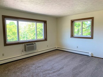 Apartment bedroom with windows - Photo Gallery 6