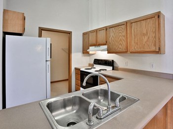 spacious countertops in willow crossings kitchen - Photo Gallery 2