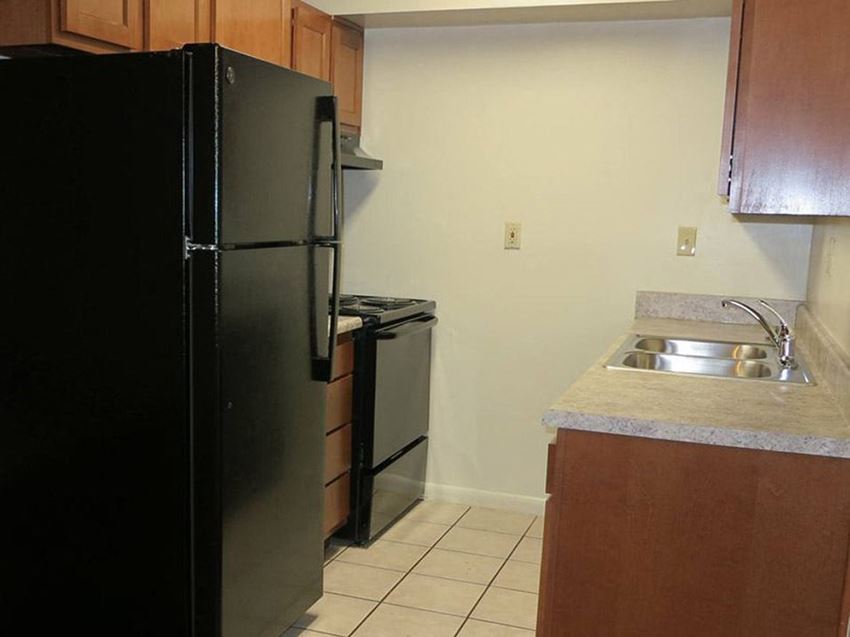 apartment kitchen with stove and refrigerator - Photo Gallery 1