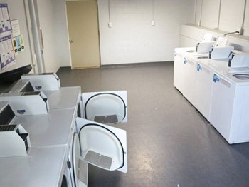 apartment complex with Laundry Facilities - Photo Gallery 4
