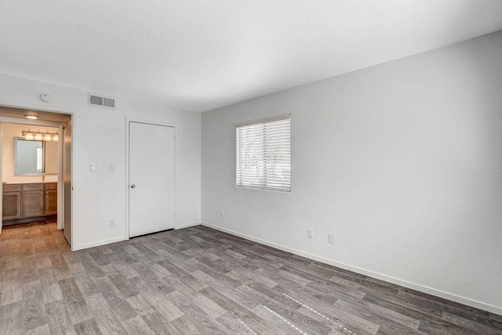 A room with a grey floor and white walls. at The 95 Apartments, Nevada