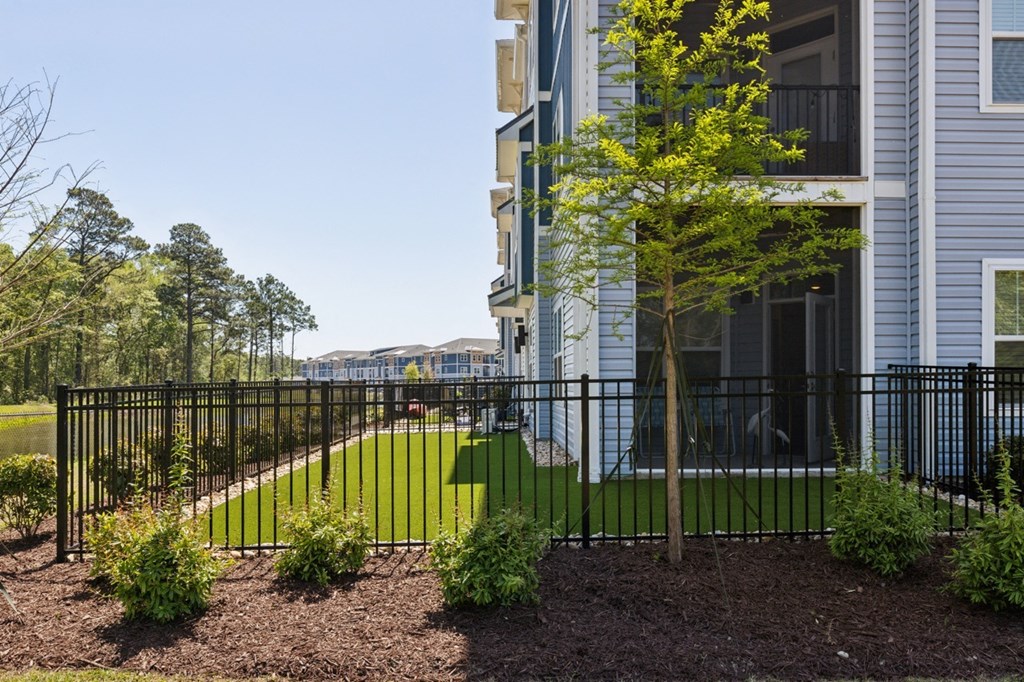 the preserve at ballantyne commons apartments balcony and landscaping