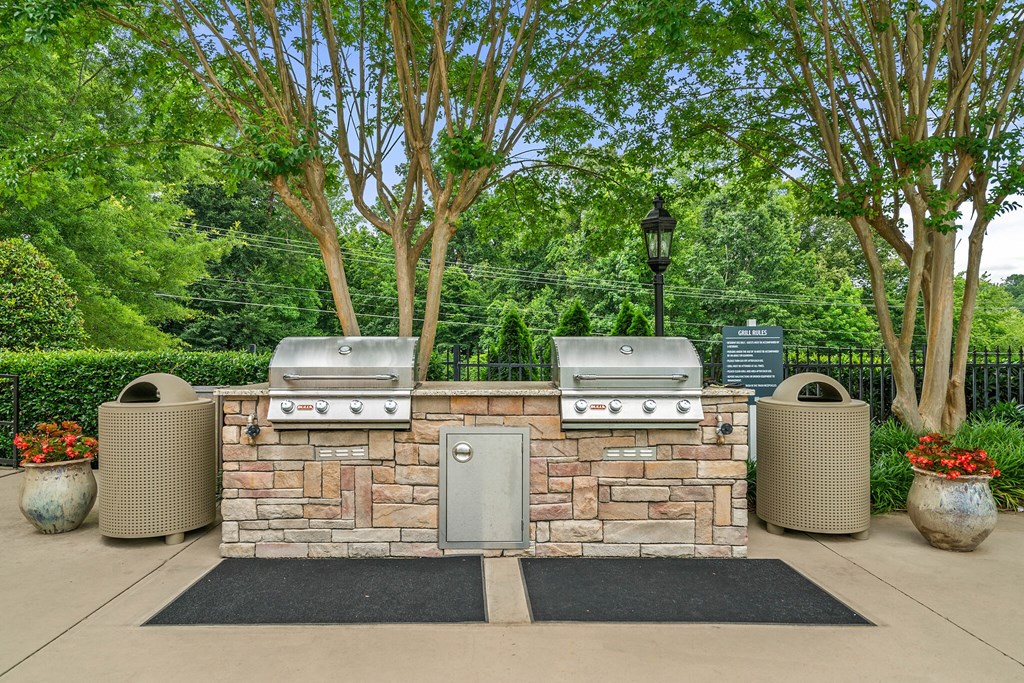 Built-in gas grills with cooking space