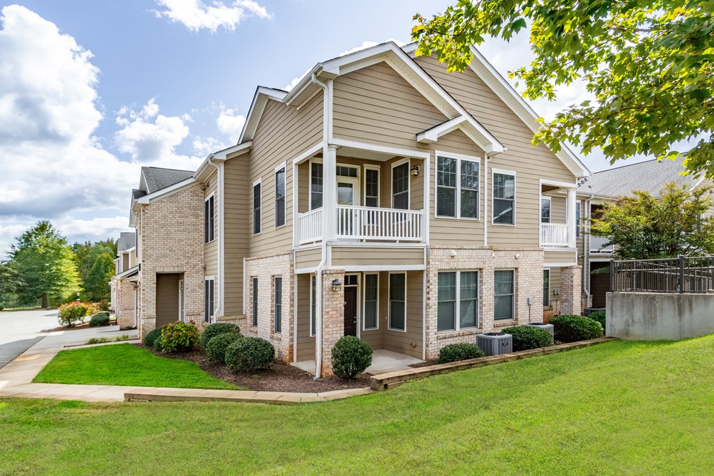 Views of the exterior building with balcony views.