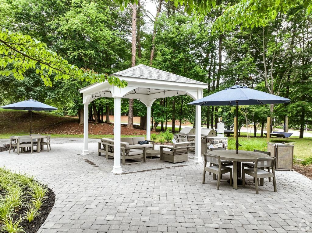 Pic-nic gazebo with ample seating