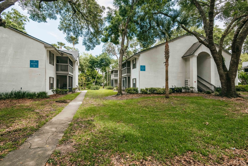 the preserve at ballantyne commons apartments walkway and trees