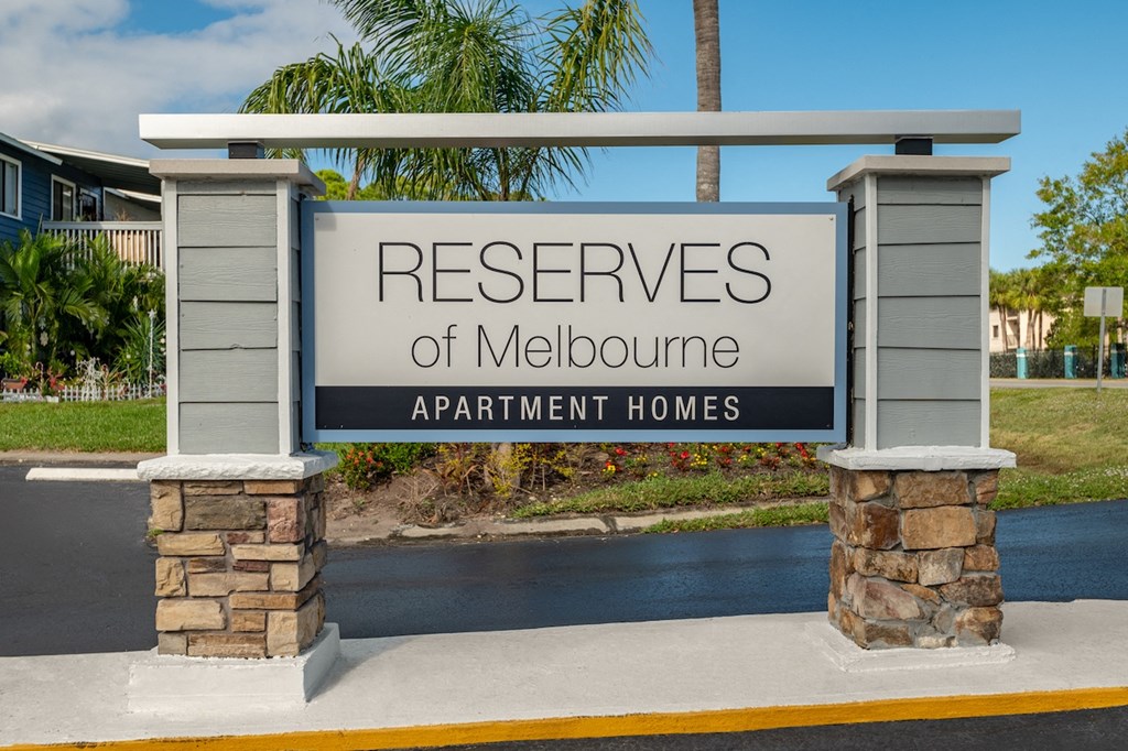 a sign for the reserves apartment homes