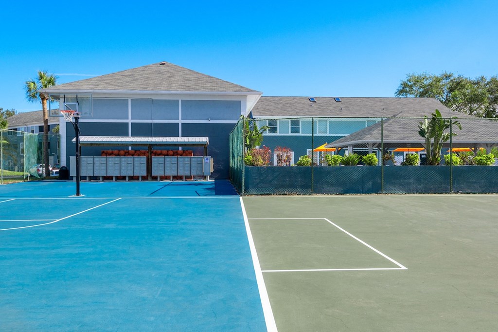 additional photo for property listing at chic digs with room to stretch out in the village 22 car