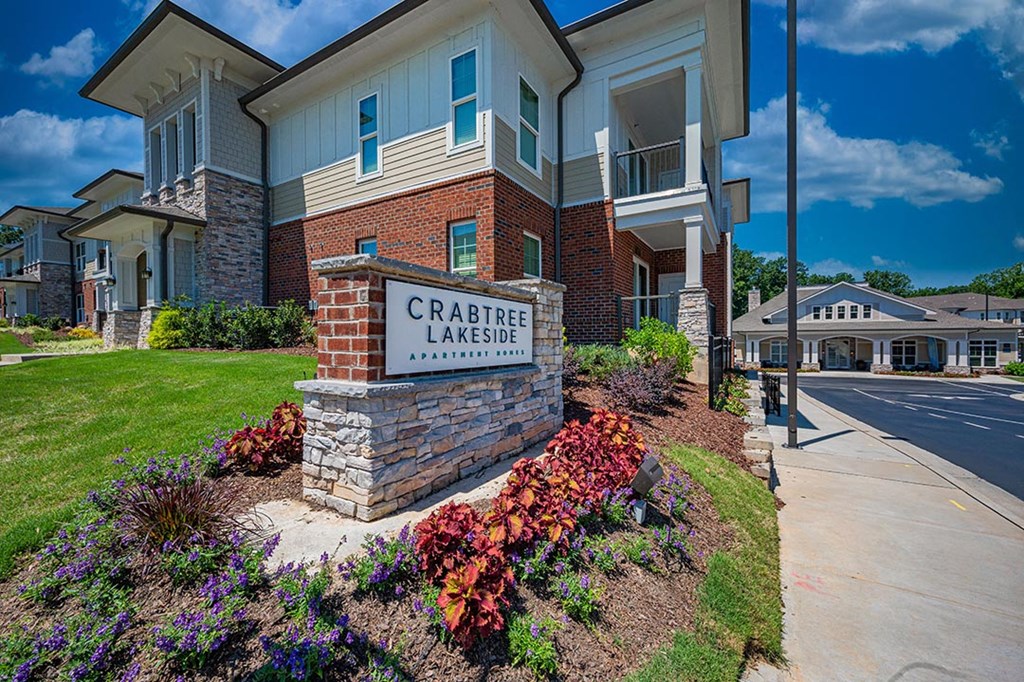 the building where the hotel is located is next to a sidewalk